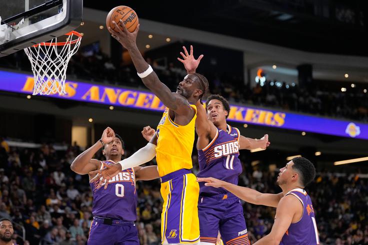 Nekdanji center Phoenix DeAndre Ayton je prvič nastopil na tekmi v dresu Jezernikov. V slabih 18 minutah je dosegel le eno točko in izgubil štiri žoge, v obrambi pa se izkazal z osmimi skoki, dvema blokadama in ukradeno žogo. | Foto: Guliverimage