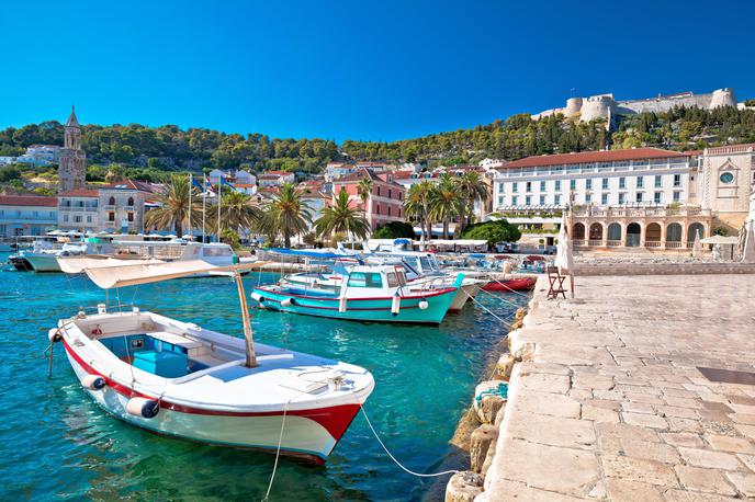 Mesto Hvar | Sunčani Hvar je vodilno hotelirsko podjetje v Splitsko-dalmatinski županiji. V portfelju družbe so od tri- do petzvezdični hoteli, kamp in klubi na plaži. Skupno lahko sprejmejo več kot dva tisoč gostov. | Foto Guliverimage