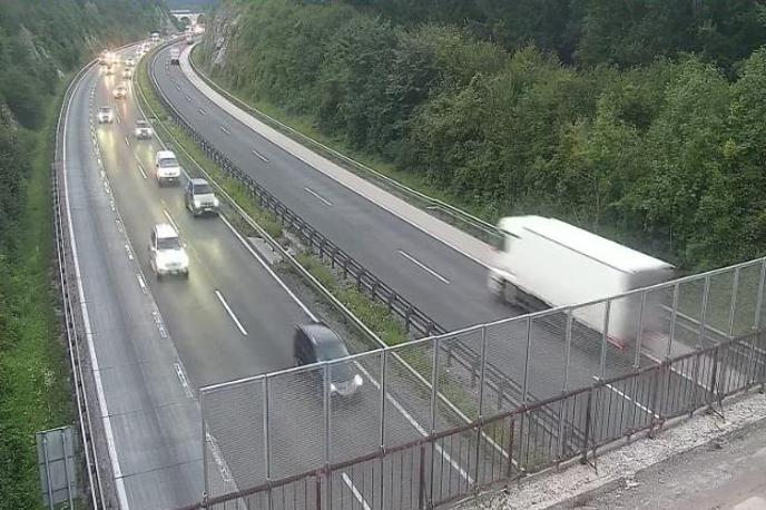 promet, avtocesta, primorka | Na primorski avtocesti med Lomom in Uncem proti Kopru je zaradi okvare tovornega vozila oviran promet na odstavnem pasu. Nastal je zastoj do Logatca. | Foto Dars/Promet.si