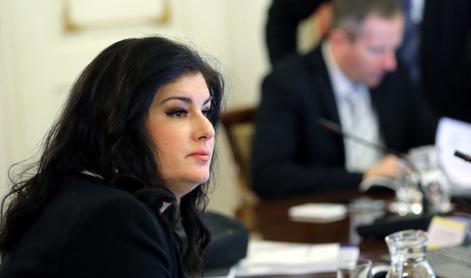 Nekdanja ministrica bo morala za dve leti v zapor