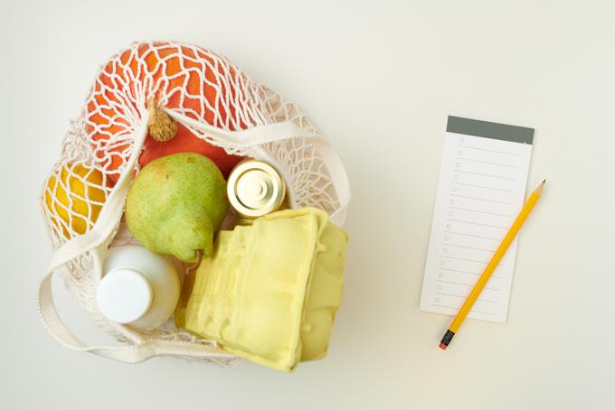 Nakupovalni listek nas velikokrat reši pred nakupi hrane, ki je potem ne zaužijemo. | Foto: Shutterstock