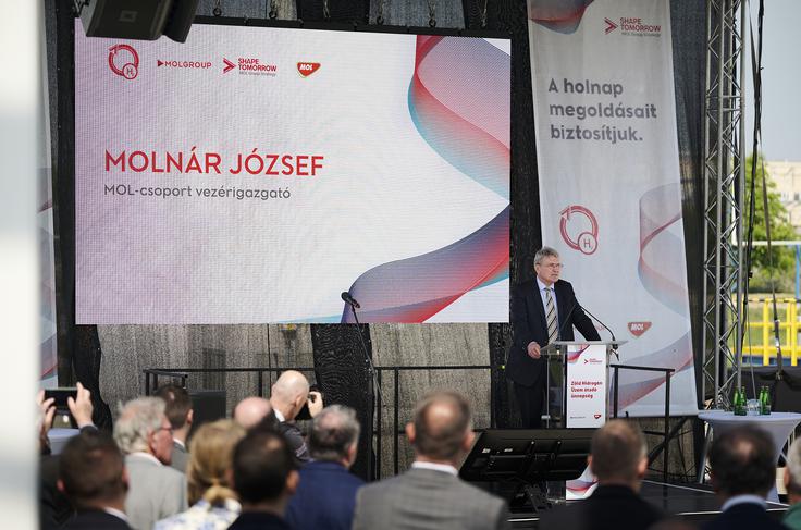 "Skupina MOL je dosegla naslednji pomemben mejnik. Zdaj lahko proizvajamo zeleni vodik, ne da bi ob tem proizvajali kakršnekoli toplogredne pline," je na slovesnem odprtju tovarne zelenega vodika dejal Jozsef Molnar, izvršni direktor Skupine MOL. | Foto: MOL