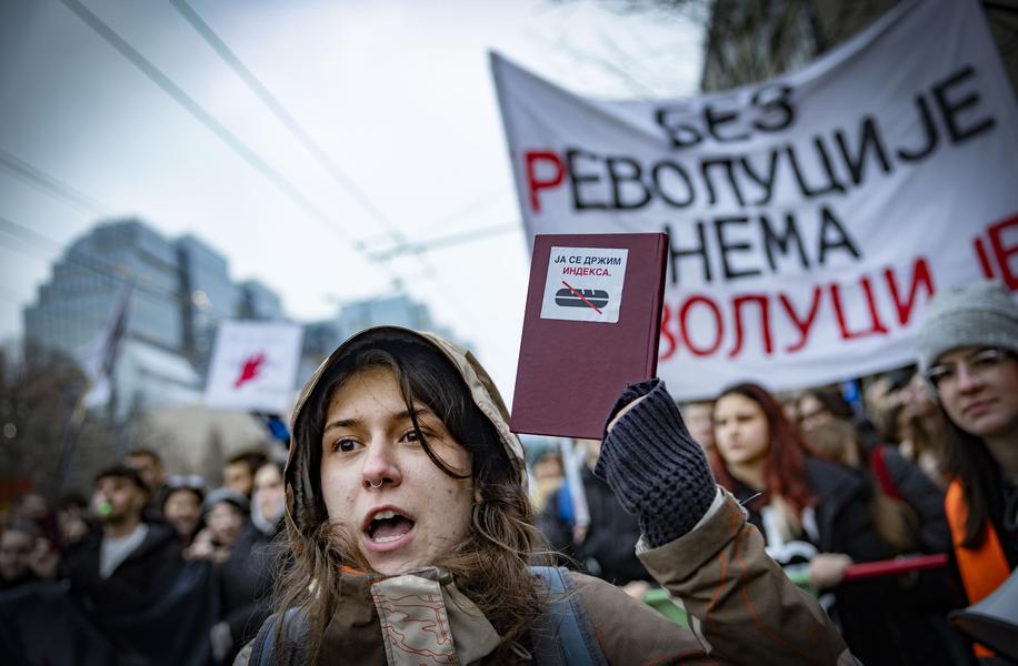 Reportaža iz Beograda: študenti zaradi povožene kolegice blokirali prestolnico #foto #video