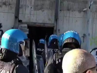 V Italiji aretirali skupino migrantov, ki je ugrabila in tri dni posiljevala turistko #video