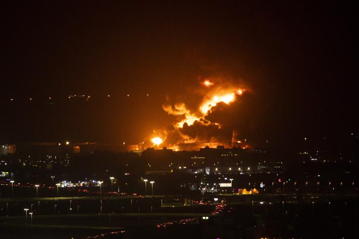 eksplozija Džeda Požar več ur po eksploziji na naftni rafineriji v Džidi | Foto: AP / Guliverimage