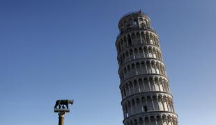 Znameniti poševni stolp v Italiji se ravna