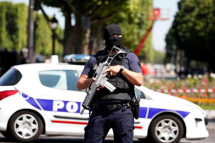 Pariz Policija PSG | V Parizu, ki bo v kratkem gostil olimpijske igre, po nizu terorističnih napadov v zadnjih letih veljajo poostreni varnostni ukrepi.  | Foto Reuters