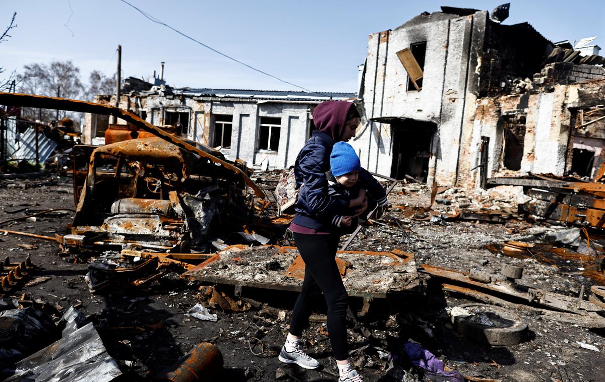 Ukrajina, vojna, Trostianets | Ukrajinsko ministrstvo za energijo je sporočilo, da je elektrika spet na voljo približno 20 tisoč Ukrajincem, ki so jim jo zaradi vojne odklopili. | Foto Reuters