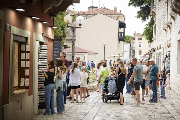Po ulicah Poreča so se sprehajali številni turisti.  | Foto: Ana Kovač