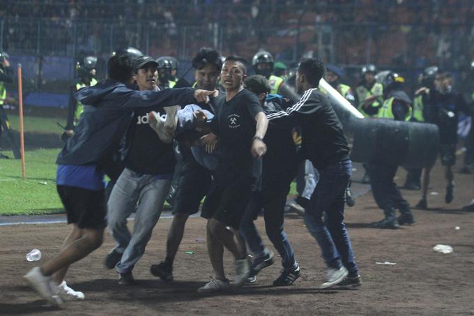 Žalostni prizori s stadiona | Foto: Reuters