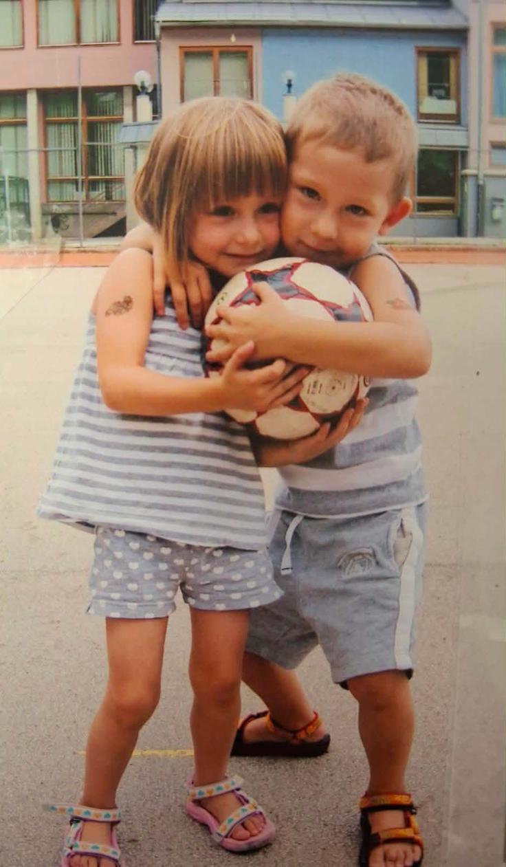 Dvojčka Neca in Nejc Viher obožujeta igre z žogo. Neca zdaj igra košarko, Nejc pa nogomet. | Foto: Osebni arhiv