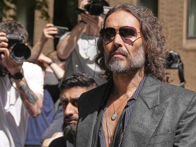 Igralec Russell Brand deležen novih obtožb posilstva in spolnih napadov