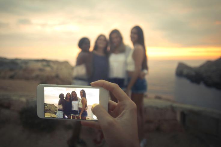 To lahko pomeni premeščanje prijateljev, če, na primer, stojijo tako, da je sonce za njimi (fotografiranje proti svetlobi tako ali tako ni dobra ideja), spreminjanje kota fotografiranja, iskanje sence ali celo čakanje na bolj optimalne pogoje (če je oblačno, na primer).  | Foto: Thinkstock