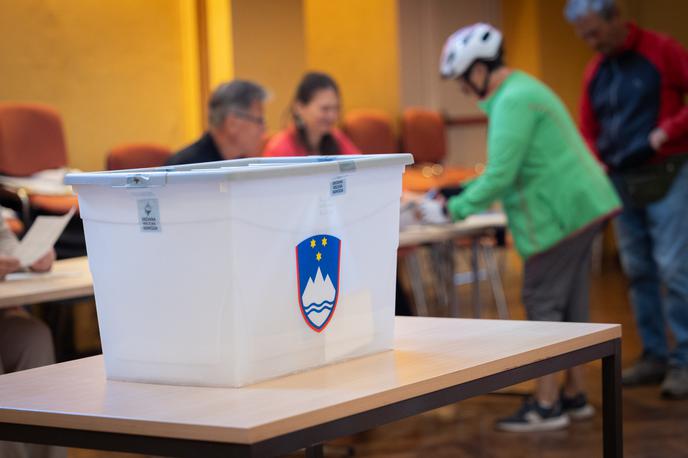 Referendum. Volitve. Glasovanje. Volilna skrinjica. | Še danes in v četrtek na 98 voliščih med 7. in 19. uro poteka predčasno glasovanje. DVK bo ob tem danes sporočila še podatke o volilni udeležbi v prvem dnevu predčasnega glasovanja. | Foto STA