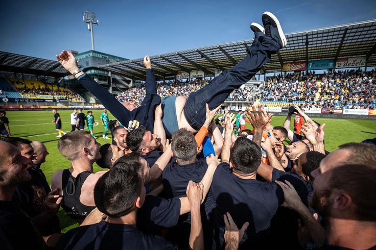 Valerij Kolotilo se je po zmagi nad Olimpijo, s katero si je Celje zagotovilo naslov prvaka, "spontano" znašel na rokah nogometašev. | Foto: Jure Banfi/alesfevzer.com