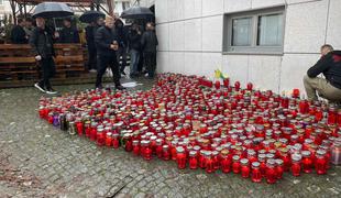 Novo mesto žaluje: prižigajo sveče v spomin na pokojnega očeta #foto #video