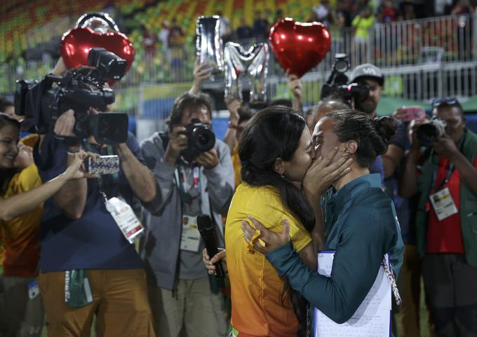 Romantična poteza ob robu igrišča za ragbi. Brazilska športnica Isadora Cerullo poljublja Marjorie, prostovoljko na olimpijskih igrah in njeno dolgoletno partnerico, potem ko jo je ta zaprosila za roko.  | Foto: Reuters