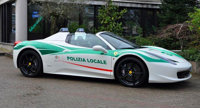Ferrarija 458 spider poganja 4,4-litrski motor V8 z močjo 419 kilovatov (560 "konjev"). Policija v Milanu je poleg tega ferrarija zasegla še 29 drugih avtomobilov in tri motocikle. | Foto: 