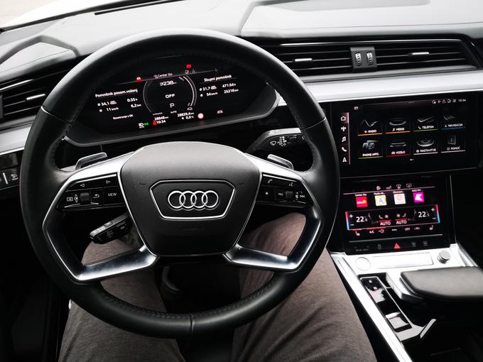 Audi ni veliko tvegal, notranjost električnega e-trona je enaka kot v podobnih bencinskih ali dizelskih avtomobilih iz Ingolstadta. | Foto: Gregor Pavšič