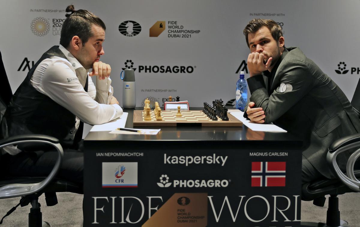 Jan Nepomnjaščij Magnus Carlsen |  Magnus Carlsen in izzivalec Rus Jan Nepomnjaščij sta prvo partijo dvoboja za naslov šahovskega svetovnega prvaka v Dubaju končala z remijem v 45. potezi. | Foto Guliverimage
