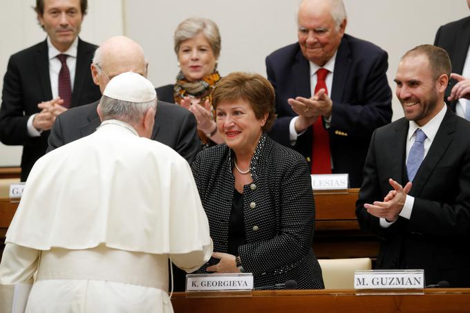 Papež Frančišek je na konferenci v Vatikanu pozdravil generalno direktorico Mednarodnega denarnega sklada (IMF) Kristalino Georgievo. | Foto: Reuters