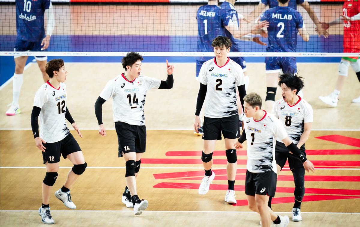 japonska odbojkarska reprezentanca | Japonci, s katerimi se bodo Slovenci pomerili v soboto ob 12.20, so domači turnir začelo z zmago s 3:0 proti Iranu. | Foto VolleyballWorld