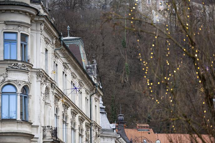 Helikopter spravilo lesa grajski grič | Del drevesa je poškodoval šest strešnikov, del žleba in okensko polico, nastale so tudi manjše poškodbe na fasadi in gradbenem odru ob stavbi.  | Foto Ana Kovač