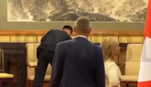 Tega človeka ni bilo nikoli tu: po pogovoru s Putinom so prišli čistilci #video
