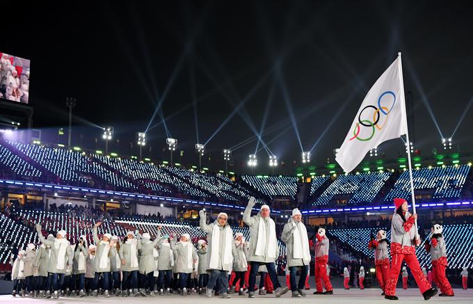 Ruski športniki in športnice  na letošnjih zimskih olimpijskih igrah nastopajo brez državnih obeležij. Na mimohodu so sledili olimpijski zastavi, ki jo je nosila prostovoljka. | Foto: Guliverimage/Getty Images