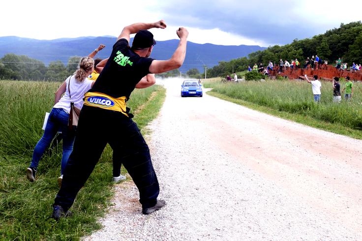 Navijači so glasno podpirali dirkače, a organizatorji bodo morali v prihodnjem letu vendarle poskrbeti še za nekoliko več redarjev. | Foto: 