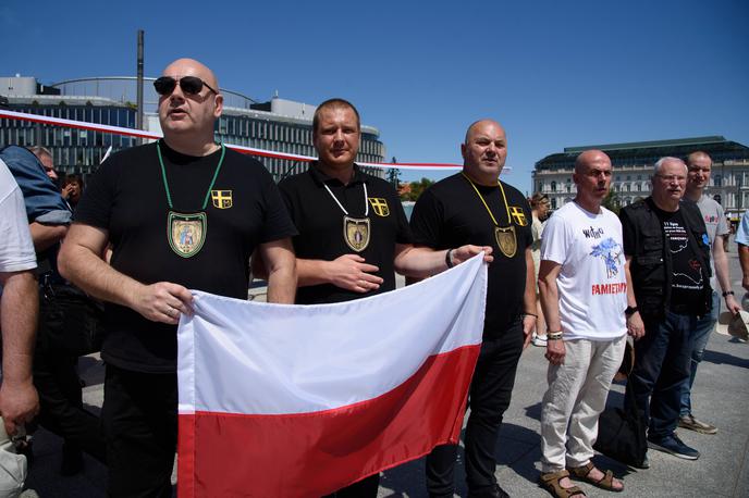 Zborovanje ob obletnici pokolov v Voliniji (leta 2023) | Poljaki se 11. julija spominjajo pokolov v Voliniji med drugo svetovno vojno, ki jih je izvedla Organizacija ukrajinskih nacionalistov (OUN) oziroma njeno oboroženo krilo Ukrajinska vstajniška armada (UPA). Na fotografiji: skupina poljskih nacionalistov leta 2023 na shodu ob 80. obletnici dogodkov v Voliniji. | Foto Guliverimage