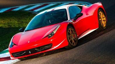 Kupil je ferrarija 458 italia in ga posvetil Nikiju Laudi