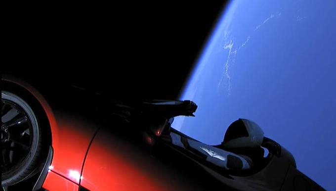Po slovesu od Zemlje je Muskov športni avtomobil čakalo nekaj ur plutja po Van Allenovem pasu sevanja, ki je od površja našega planeta oddaljen od nekaj sto do nekaj deset tisoč kilometrov. | Foto: YouTube