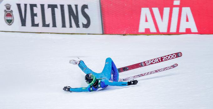 Ob padcu je Juriju Tepešu nemudoma pomagal, mu ob pomoči drugih popravil skakalni čevelj, s katerim je dan pozneje v Oberstdorfu poletel do tretjega mesta in najboljše uvrstitve v sezoni. | Foto: Sportida
