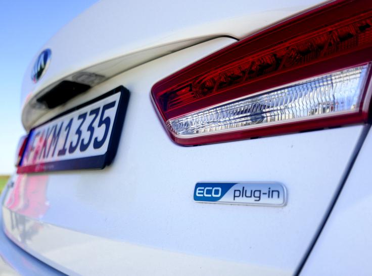 Kia optima v različici priključnega hibrida lahko zgolj na elektriko prevozi realno več kot 40 kilometrov, dosega pa tudi hitrosti prek sto kilometrov na uro. | Foto: 