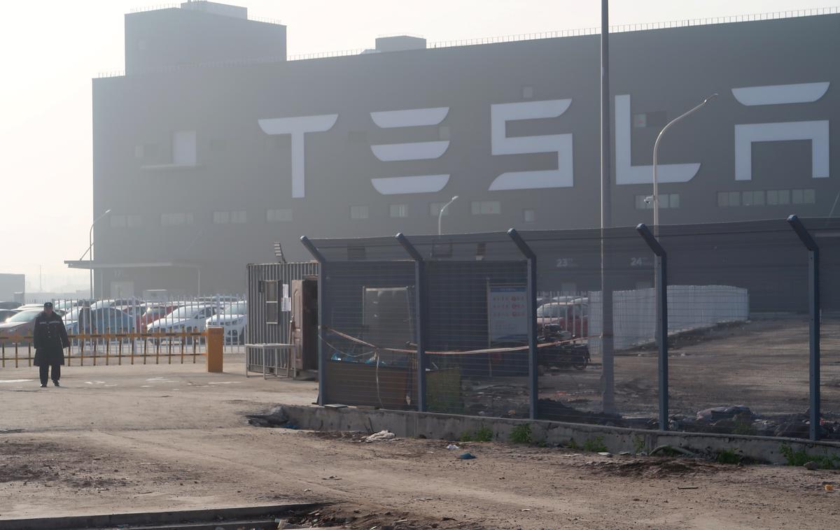 Tesla | Zunanjost Tesline tovarne na Kitajskem. | Foto Reuters