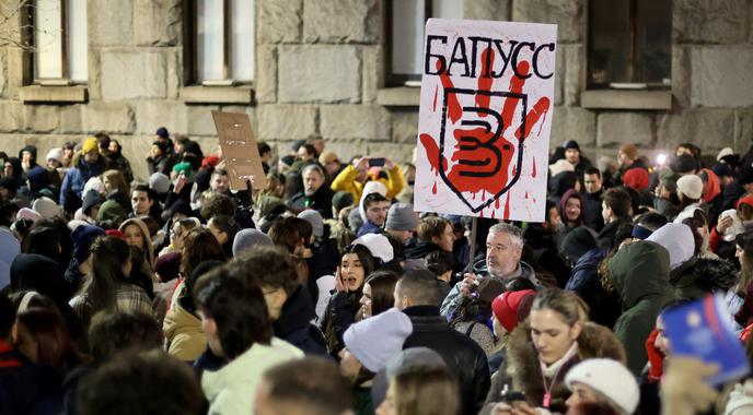 Kaos v Novem Sadu: policija iz mestne hiše nagnala opozicijo #video