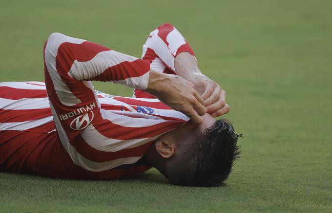 Napadalec Atletica Alvaro Morata je moral zaradi poškodbe zapustiti igrišče v Cadizu že po 10 minutah, njegov klub pa je na koncu ostal brez točke (2:3). | Foto: Reuters