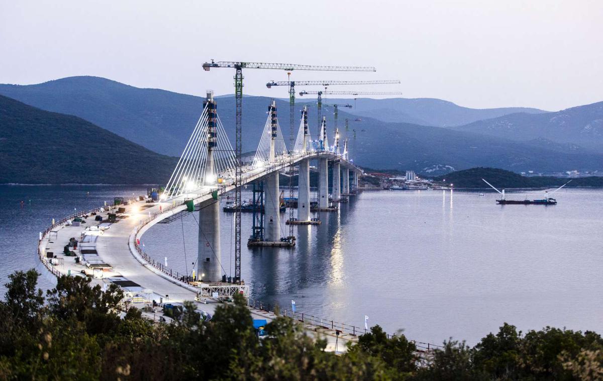 Pelješac | Podjetje Hrvatske autoceste je odprtje mostu za promet napovedalo za začetek turistične sezone, a so ga zaradi zamud pri gradnji povezovalnih cest prestavili. Po zadnjih neuradnih informacijah bo odprt v drugi polovici julija.  | Foto STA
