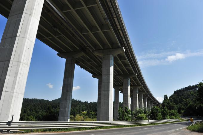 Viadukta Ravbarkomanda (levi in desni objekt) sta bila zgrajena leta 1972. V tistem času je bil pri nas ter tudi v Evropi (Nemčija, Avstrija ...) trend tako imenovane industrijske gradnje mostov - IGM. Značilnosti takšnega načina gradnje so kombinacija vitkih montažnih nosilcev (stojina 16 cm) ter montažne ali monolitne voziščne plošče, deloma pa tudi škatlastih prerezov z zelo tankimi elementi. | Foto: Gašper Pirman
