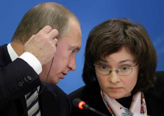 Elvira Nabiulina in Vladimir Putin leta 2008. Nabiulina sicer velja za eno najvplivnejših Rusinj, pojavila pa se je tudi na seznamih najvplivnejših Zemljank, ki jih sestavljajo svetovno znani mediji, na primer Forbes. | Foto: AP / Guliverimage