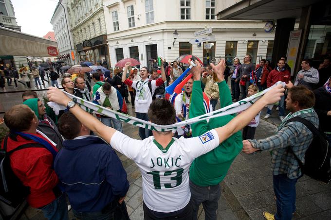 Pred leti so se slovenski nogometni navijači rade volje odpravljali na gostovanja. Tako je bilo na ulicah Bratislave pred 13 leti. | Foto: Vid Ponikvar