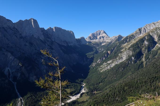 Na poti nas spremljata Zadnja Trenta in Bavški Grintavec. | Foto: Matej Podgoršek