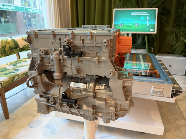 Zelo kompakten elektromotor za novega twinga. | Foto: Gregor Pavšič