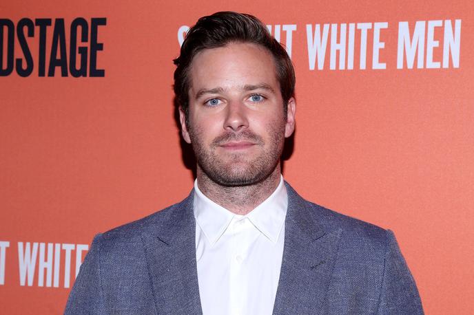 Armie Hammer | Hammerja poznamo po vlogah v filmih Pokliči me po svojem imenu, Mož iz agencije U.N.C.L.E. in Osamljeni jezdec, po njegovi zgodbi pa so posneli tudi dokumentarno serijo Hammerjevi. | Foto Guliverimage