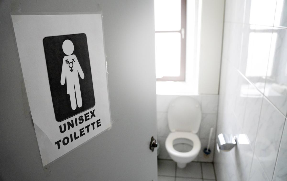 Unisex, stranišče, WC | Vrhovno sodišče je razsodbo 16. aprila sprejelo v zadevi, ki so jo nanj naslovili škotski aktivisti iz skupine For Women Scotland (FWS) glede pravne definicije ženske v škotski zakonodaji. Vrhovni sodniki so v razsodbi pritrdili skupini FWS in odločili, da se izraza ženska in spol v zakonu o enakosti iz leta 2010 nanašata na biološko žensko in biološki spol. | Foto Reuters