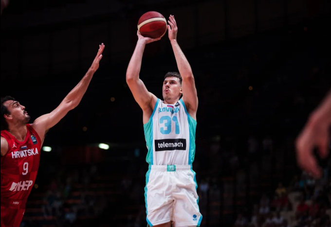 Vlatko Čančar je na začetku tretje četrtine Slovenijo popeljal na –10, a so Hrvati ekspresno odgovorili. | Foto: FIBA