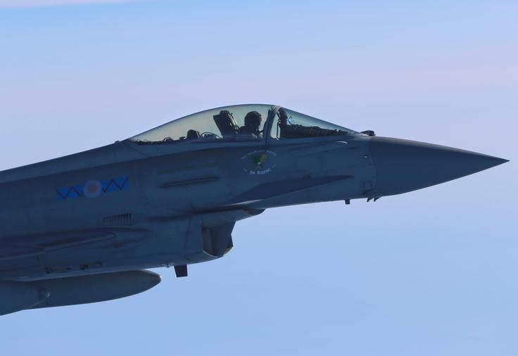Otoke pred morebitnim argentinskim napadom zdaj branijo tudi britanska letala eurofighter typhoon. Na fotografiji: letalo tega tipa nad Severnim morjem. | Foto: Guliverimage
