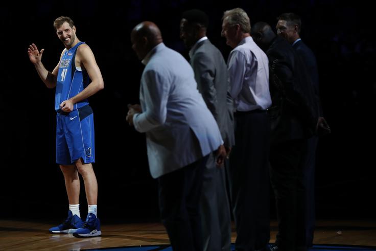 Dirk Nowitzki, velikan, bodoči stanovalec hiše slavnih, je vse tekme v NBA odigral v dresu Dallasa, kjer po novem blesti naš Luka Dončić. Za teličke je odigral 1.520 tekem v rednih delih sezon in še 145 v končnici. Leta 2007 je bil izbran za najkoristnejšega igralca lige. Leta 2011 je bil MVP finala. Dallas je bil takrat tudi prvak lige. Zbral je tudi 14 nastopov na tekmah vseh zvezd, bil štirikrat izbran v najboljšo peterko lige in še petkrat v drugo peterko.  | Foto: Getty Images