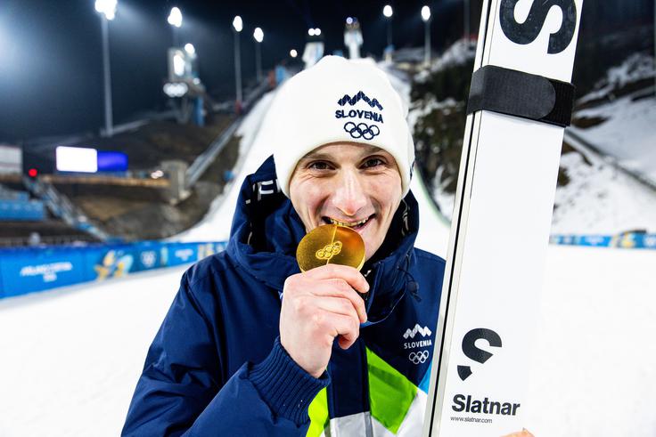 Domen Prevc je na teh olimpijskih igrah osvojil že dve zlati medalji. | Foto: Aleš Fevžer